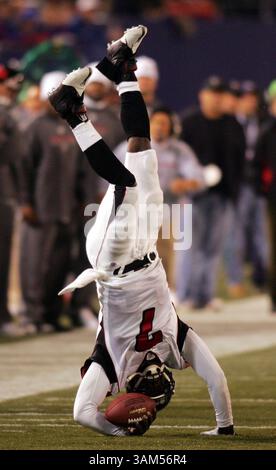 21. November 2004 - USA - KRT SPORTS STORY SLUGGED: FALCONS-RIESEN KRT FOTO VON PAUL BERESWILL/NEWSDAY (21. November) EAST RUTHERFORD, NJ - Falcons Quarterback Michael Vick ist umgedreht, als er im zweiten Quartal ihres Spiels im Giants Stadium am Sonntag, 21. November 2004 15 Yards gegen die Giants lief. (Mvw) 2004 (Bild: © Paul Bereswill/mct/ZUMAPRESS.com) Stockfoto
