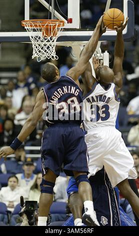 1. Dezember 2004 - USA - KRT SPORTS STORY SLUGGED: NETS-WIZARDS KRT FOTO VON HARRY E. WALKER/KRT (1. Dezember) -- WASHINGTON, DC -- New Jersey Nets Alonzo Mourning (33) blockiert den Schussversuch von Washington Wizards Brendan Haywood (33) während ihres Spiels im MCI Center in Washington, D.C. am Mittwochabend. (hew) 2004 (Bild: © Harry Walker/mct/ZUMAPRESS.com) Stockfoto