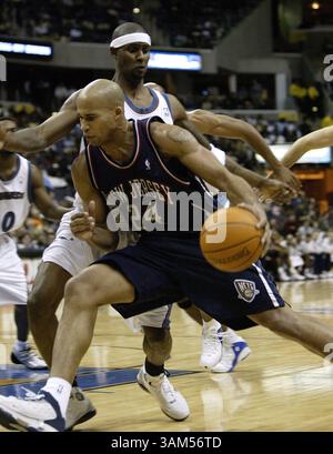 1. Dezember 2004 - USA - KRT SPORTS STORY SLUGGED: NETS-WIZARDS KRT FOTO VON HARRY E. WALKER/KRT (1. Dezember) -- WASHINGTON DC -- New Jersey Nets Richard Jefferson (24) fährt gegen Washington Wizards Larry Hughes (20) während ihres Spiels im MCI Center in Washington, D.C., Mittwochabend. (hew) 2004 (Bild: © Harry Walker/mct/ZUMAPRESS.com) Stockfoto