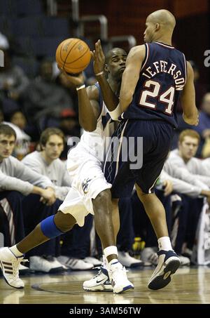 1. Dezember 2004 – USA – KRT SPORTS STORY SLUGGED: NETS-WIZARDS KRT FOTO VON HARRY E. WALKER/KRT (1. Dezember) – WASHINGTON Wizards Antawn Jamison (4) kollidiert mit New Jersey Nets Richard Jefferson (24) während ihres Spiels im MCI Center in Washington, D.C. am Mittwoch Abend. (hew) 2004 (Bild: © Harry Walker/mct/ZUMAPRESS.com) Stockfoto