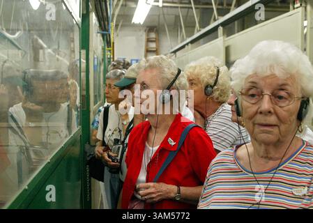 1. Juli 2004 - USA - KEINE MAGIE, KEINE VERKÄUFE -- KRT US-NEWS-STORY SCHLEPPTE: PENDELTON KRT FOTO VON ALAN BERNER/SEATTLE TIMES (26. Dezember) Besucher besichtigen die Wollfabrik Pendleton in Oregon. Es gibt täglich vier Touren von Montag bis Freitag. (lde) 2004 (Bild: © Alan Berner/mct/ZUMAPRESS.com) Stockfoto