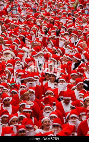 4. Dezember 2004 - USA - KRT WORLD NEWS STAND ALONE FOTO SCHLEPPTE: SANTAS KRT FOTO VON WALES NEWS/EXPRESS SYNDICATION (6. Dezember) der Santa Run in Newtown, Mid-Wales, wo über 4200 Menschen einen Weltrekord brachen, indem sie sich als Santa für einen 4 km langen Lauf verkleiden, 4. Dezember 2004. (lde) 2004 (Kreditbild: © Wales News/mct/ZUMAPRESS.com) Stockfoto