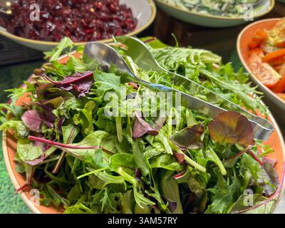 Nahansicht eines gemischten Salats auf dem Buffet eines Restaurants Stockfoto