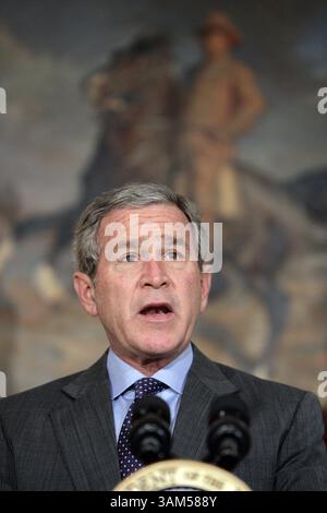 10. Dezember 2004 - USA - KRT US-NACHRICHTENGESCHICHTE SCHLEPPTE: BODMAN KRT FOTO VON CHUCK KENNEDY/KRT (10. Dezember) WASHINGTON, DC -- Präsident Bush gibt seine Wahl für den Energieminister Samuel W. Bodman im Roosevelt Room des Weißen Hauses am 10. Dezember 2004 bekannt. (cwk) 2004 (Bild: © Chuck Kennedy/mct/ZUMAPRESS.com) Stockfoto