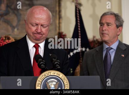 10. Dezember 2004 - USA - KRT US-NACHRICHTENGESCHICHTE SCHLEPPTE: BODMAN KRT FOTO VON CHUCK KENNEDY/KRT (10. Dezember) WASHINGTON, DC - Präsident Bush und seine Wahl für den Energieminister Samuel W. Bodman bei Bodmans Ernennung im Roosevelt Room des Weißen Hauses am 10. Dezember 2004. (cwk) 2004 (Bild: © Chuck Kennedy/mct/ZUMAPRESS.com) Stockfoto