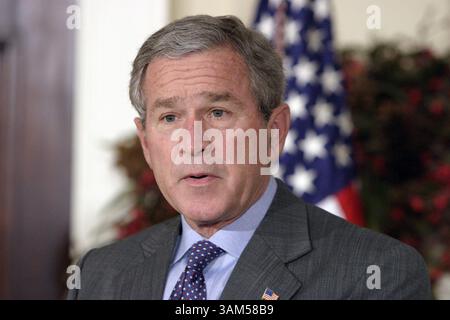 10. Dezember 2004 - USA - KRT US-NACHRICHTENGESCHICHTE SCHLEPPTE: BODMAN KRT FOTO VON CHUCK KENNEDY/KRT (10. Dezember) WASHINGTON, DC -- Präsident Bush gibt seine Wahl für den Energieminister Samuel W. Bodman im Roosevelt Room des Weißen Hauses am 10. Dezember 2004 bekannt. (cwk) 2004 (Bild: © Chuck Kennedy/mct/ZUMAPRESS.com) Stockfoto