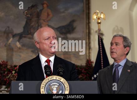 10. Dezember 2004 - USA - KRT US-NACHRICHTENGESCHICHTE SCHLEPPTE: BODMAN KRT FOTO VON CHUCK KENNEDY/KRT (10. Dezember) WASHINGTON, DC - Präsident Bush und seine Wahl für den Energieminister Samuel W. Bodman bei Bodmans Ernennung im Roosevelt Room des Weißen Hauses am 10. Dezember 2004. (cwk) 2004 (Bild: © Chuck Kennedy/mct/ZUMAPRESS.com) Stockfoto
