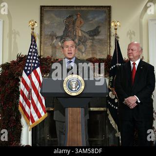 10. Dezember 2004 - USA - KRT US-NACHRICHTENGESCHICHTE SCHLEPPTE: BODMAN KRT FOTO VON CHUCK KENNEDY/KRT (10. Dezember) WASHINGTON, DC -- Präsident Bush kündigt seine Wahl für den Energieminister Samuel W. Bodman, rechts, im Roosevelt Room des Weißen Hauses am 10. Dezember 2004 an. (cwk) 2004 (Bild: © Chuck Kennedy/mct/ZUMAPRESS.com) Stockfoto
