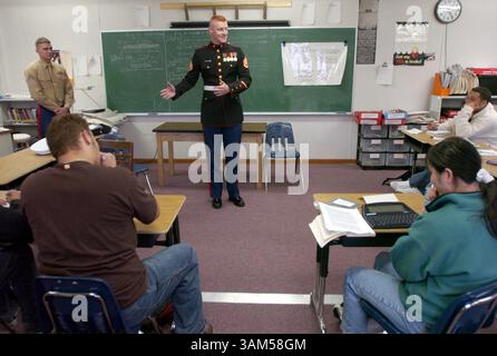 14. Dezember 2004 - USA - KRT US NEWS STORY SLUGGED: TOILETART KRT FOTO VON PETE SOUZA/CHICAGO TRIBUNE (10. Januar) US Marine Corps Recruiter Staff Sgt. Patrick McClung spricht am 14. Dezember 2004 mit einem Englischkurs an der Robinson High School in Fairfax, Virginia. (Mvw) 2005 (Vielfalt) (Bild: © Pete Souza/mct/ZUMAPRESS.com) Stockfoto