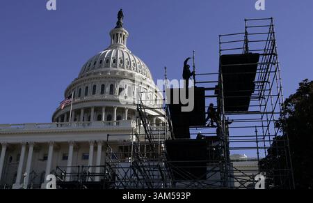 21. Dezember 2004 - USA - KRT US NEWS STORY SLUGGED: AMTSEINFÜHRUNG KRT FOTO VON CHUCK KENNEDY (21. DEZEMBER) - WASHINGTON, DC - Arbeiter bauen Plattformen für Präsident Bushs zweite Amtseinführung im Kapitol in Washington, 21. Dezember 2004. Die Sicherheitsplanung ist seit Monaten im Gange, um den Präsidenten, die Regierungsbeamten und die Staatschefs zu schützen, die an der Einweihung am 20. Januar 2005 teilnehmen. (cwk) 2004 (Bild: © PHOTOGNOSOURCE/mct/ZUMAPRESS.com) Stockfoto