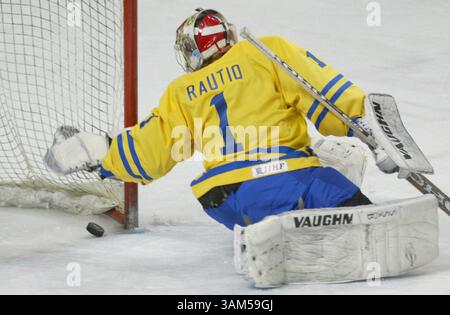 1. Januar 2005 - USA - KRT SPORTS STORY SLUGGED: HKO-US-SWEDEN KRT FOTO VON JACKIE LORENTZ/GRAND FORKS HERALD (1. Januar) GRAND FORKS, ND -- schwedischer Torwart Berguv Rautio greift zurück, um den Puck in einem umstrittenen Spiel in der ersten Periode gegen die US-Mannschaft während eines Viertelfinalspiels bei der Juniorenweltmeisterschaft in Grand Forks, North Dakota, am 1. Januar 2005, zu holen. (cdm) 2005 (Kreditbild: © Jackie Lorentz/mct/ZUMAPRESS.com) Stockfoto