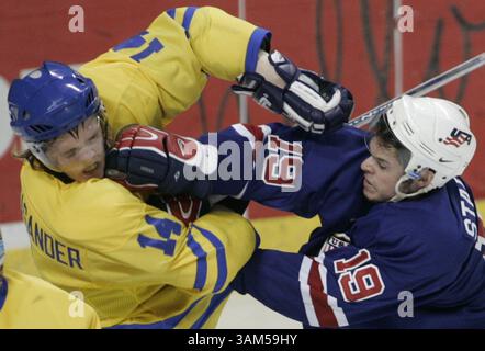 1. Januar 2005 - USA - KRT SPORTS STORY SLUGGED: HKO-US-SWEDEN KRT FOTO VON JACKIE LORENTZ/GRAND FORKS HERALD (1. Januar) GRAND FORKS, ND - Schweden per Savilahti-Nagander (14) und Drew Stafford (19) der Vereinigten Staaten von Amerika während eines Viertelfinalspiels bei der Juniorenweltmeisterschaft in Grand Forks, North Dakota, am 1. Januar 2005. (cdm) 2005 (Kreditbild: © Jackie Lorentz/mct/ZUMAPRESS.com) Stockfoto
