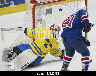 1. Januar 2005 - USA - KRT SPORTS STORY SLUGGED: HKO-US-SWEDEN KRT FOTO VON ERIC HYLDEN/GRAND FORKS HERALD (1. Januar) GRAND FORKS, ND - Kevin Porter von den Vereinigten Staaten erzielt am 1. Januar 2005 in einem Viertelfinalspiel bei der Juniorenweltmeisterschaft in Grand Forks, North Dakota, gegen den schwedischen Torwart David Rautio Bergluv. (cdm) 2005 (Bild: © Eric Hylden/mct/ZUMAPRESS.com) Stockfoto