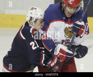 2. Januar 2005 - USA - KRT SPORTS STORY SLUGGED: HKO-US-RUSSIA KRT FOTO VON JACKIE LORENTZ/GRAND FORKS HERALD (2. Januar) GRAND FORKS, ND - Kevin Porter aus den Vereinigten Staaten und Evgeni Malkin aus Russland kollidieren während der ersten Phase eines Halbfinalspiels bei der Junioren Eishockey-Weltmeisterschaft in der Ralph Engelstad Arena in Grand FORKS, North Dakota, am 2. Januar 2005. (cdm) 2005 (Kreditbild: © Grand Forks Herald/mct/ZUMAPRESS.com) Stockfoto
