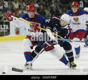 2. Januar 2005 - USA - KRT SPORTS STORY SLUGGED: HKO-US-RUSSIA KRT FOTO VON ERIC HYLDEN/GRAND FORKS HERALD (2. Januar) GRAND FORKS, ND - Kevin Porter von den Vereinigten Staaten (rechts) und Russlands Dmitri Megalinski kämpfen um den Puck während eines Halbfinalspiels bei der Junioren Eishockey-Weltmeisterschaft in der Ralph Engelstad Arena in Grand Forks, North Dakota, am 2. Januar 2005. (cdm) 2005 (Kreditbild: © Grand Forks Herald/mct/ZUMAPRESS.com) Stockfoto