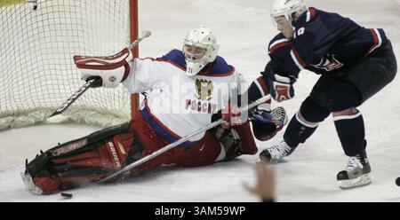 2. Januar 2005 - USA - KRT SPORTS STORY SLUGGED: HKO-US-RUSSIA KRT FOTO VON JACKIE LORENTZ/GRAND FORKS HERALD (2. Januar) GRAND FORKS, ND -- Russlands Torwart Anton Khudobin spar gegen Drew Stafford aus den Vereinigten Staaten während eines Halbfinalspiels bei der Junioren Eishockey-Weltmeisterschaft in der Ralph Engelstad Arena in Grand Forks, North Dakota, am 2. Januar 2005. (cdm) 2005 (Kreditbild: © Grand Forks Herald/mct/ZUMAPRESS.com) Stockfoto