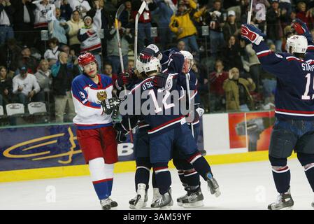 2. Januar 2005 - USA - KRT SPORTS STORY SLUGGED: HKO-US-RUSSIA KRT FOTO VON ERIC HYLDEN/GRAND FORKS HERALD (2. Januar) GRAND FORKS, ND -- US-Spieler feiern ihr erstes Tor gegen Russland im Halbfinalspiel bei der Junioren-Eishockey-Weltmeisterschaft in der Ralph Engelstad Arena in Grand Forks, North Dakota am 2. Januar 2005. (cdm) 2005 (Kreditbild: © Grand Forks Herald/mct/ZUMAPRESS.com) Stockfoto