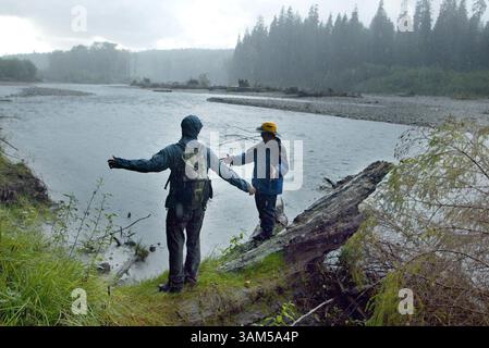 8. September 2004 - USA - KEINE MAGIE, KEINE VERKÄUFE -- KRT US-NEWS-STORY SCHLEPPTE: ENV-QUEETS KRT-FOTO VON STEVE RINGMAN/SEATTLE TIMES (3. Februar) Latterell und O'Keefe sprechen über Wissenschaft auf einem alten Holzstamm, das in einem Ufer des Queets River im Bundesstaat Washington eingebettet ist. (Mvw) 2005 (Bild: © Steve Ringman/mct/ZUMAPRESS.com) Stockfoto