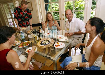 28. Juli 2004 - USA - KRT FOOD STORY SLUGGED: SLOWFOOD KRT FOTO VON JARED LAZARUS/MIAMI HERALD (SOUTH FLORIDA SENTINEL OUT) (10. Januar), die ein Slow Food-Treffen genießen, sind, im Uhrzeigersinn von oben links: Eric Hompe, Monica Glaysher-Wells, ihr Ehemann David Wells, Hompes Frau, Ferne Carpousis und Kate Rawlinson in einem The Coconut Grove, Florida, Zuhause. (cdm) 2005 (Kreditbild: © Jared Lazarus/mct/ZUMAPRESS.com) Stockfoto
