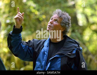 8. September 2004 - USA - KEINE MAGIE, KEINE VERKÄUFE -- KRT US-NEWS-STORY SCHLEPPTE: ENV-QUEETS KRT FOTO VON STEVE RINGMAN/SEATTLE TIMES (3. Februar) Professor Robert Naiman an der University of Washington untersucht den Queets River seit 1992 und versucht herauszufinden, warum Fische in einigen Flüssen gedeihen, aber nicht in anderen. (Mvw) 2005 (Bild: © Steve Ringman/mct/ZUMAPRESS.com) Stockfoto