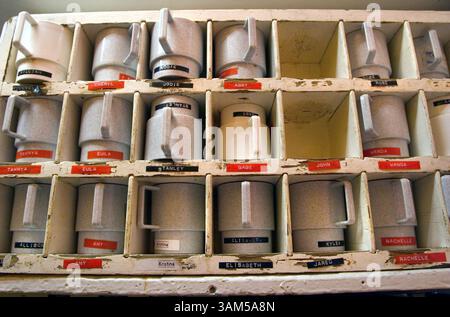 25. Oktober 2004 - USA - KEINE MAGIE, KEINE VERKÄUFE -- KRT US-NACHRICHTEN SCHLEPPTE: ECONOMY-2COMPANIES KRT FOTO VON TOM REESE/SEATTLE TIMES (Januar 31) die Angestellten Kaffeetassen bei Dick's in Seattle, Washington, spiegeln die Persönlichkeit dieser lokalen Fast-Food-Kette wider. (cdm) 2005 (Kreditbild: © Tom Reese/mct/ZUMAPRESS.com) Stockfoto