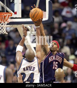 4. Januar 2005 - USA - KRT SPORTS STORY SLUGGED: NETS-WIZARDS KRT FOTO VON HARRY E. WALKER/KRT (4. Januar) - WASHINGTON, DC - Washington Wizards Jarvis Hayes (24) wird von New Jersey Nets Vince Carter (15) bei seinem Schussversuch während ihres Spiels im MCI Center in Washington, D.C. am Dienstag Abend angegriffen. (hew) 2005 (Bild: © Harry E. Walker/mct/ZUMAPRESS.com) Stockfoto
