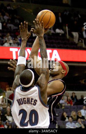4. Januar 2005 - USA - KRT SPORTS STORY SLUGGED: NETS-WIZARDS KRT FOTO VON HARRY E. WALKER/KRT (4. Januar) -- WASHINGTON, DC -- New Jersey Nets Vince Carter (15) punktet über Washington Wizards Larry Hughes (20) während ihres Spiels im MCI Center in Washington, D.C. am Dienstag Abend. (hew) 2005 (Bild: © Harry E. Walker/mct/ZUMAPRESS.com) Stockfoto