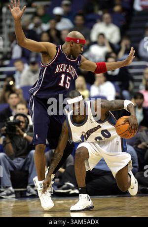 4. Januar 2005 - USA - KRT SPORTS STORY SLUGGED: NETS-WIZARDS KRT FOTO VON HARRY E. WALKER/KRT (4. Januar) - WASHINGTON, DC - Washington Wizards Larry Hughes (20) wird von New Jersey Nets Vince Carter (15) während ihres Spiels im MCI Center in Washington, D.C. am Dienstag Abend unter Druck gesetzt. (hew) 2005 (Bild: © Harry E. Walker/mct/ZUMAPRESS.com) Stockfoto