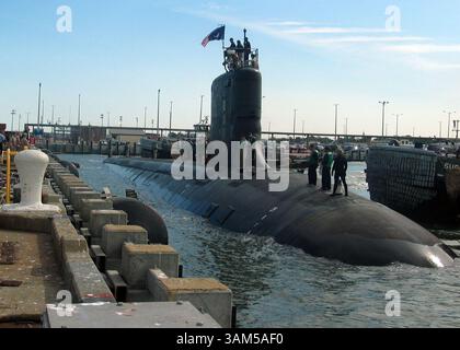 18. Oktober 2004 - USA - KRT US NEWS STORY SLUGGED: MILITÄRISCHES KRT FOTO VON ANDY ZASK/US NAVY NEWS PHOTO (4. Februar) das neueste Angriffs-U-Boot der Navy, PCU Virginia (SSN 774), fährt in den Hafen der Marinestation Norfolk, Virginia, um ihre Inbetriebnahme am 23. Oktober 2004 vorzubereiten. Virginia ist der einzige große Kombattant der Navy, der bereit ist, sich der Flotte anzuschließen, die im Hinblick auf die Sicherheitsumgebung nach dem Kalten Krieg entworfen wurde und die Kriegs- und Einsatzfähigkeiten verkörpert, die erforderlich sind, um die Littorale zu beherrschen und gleichzeitig die Unterwasserdominanz im offenen Ozean zu erhalten. (lde) 2005. (Kredit-Imag Stockfoto