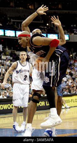 4. Januar 2005 - USA - KRT SPORTS STORY SLUGGED: NETS-WIZARDS KRT FOTO VON HARRY E. WALKER/KRT (4. Januar) -- WASHINGTON, DC -- New Jersey Nets Vince Carter (15) stürzt in Washington Wizards Michael Ruffin (51) während ihres Spiels im MCI Center in Washington, D.C., Dienstag Abend. (hew) 2005 (Bild: © Harry E. Walker/mct/ZUMAPRESS.com) Stockfoto
