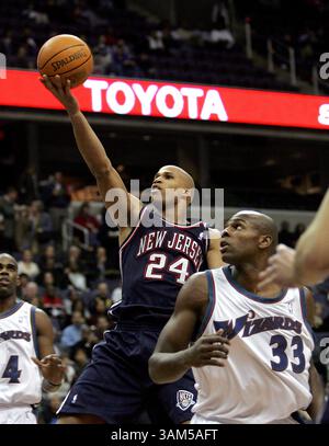 4. Januar 2005 - USA - KRT SPORTS STORY SLUGGED: NETS-WIZARDS KRT FOTO VON HARRY E. WALKER/KRT (4. Januar) -- WASHINGTON, DC -- New Jersey Nets Richard Jefferson (24) fährt zum Korb über Washington Wizards Brendan Haywood (33) während ihres Spiels im MCI Center in Washington, D.C., Dienstag Abend. (hew) 2005 (Bild: © Harry E. Walker/mct/ZUMAPRESS.com) Stockfoto