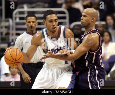4. Januar 2005 – USA – KRT SPORTS STORY SLUGGED: NETS-WIZARDS KRT FOTO VON HARRY E. WALKER/KRT (4. Januar) – Washington Wizards Jared Jeffries (1) wird von New Jersey Nets Richard Jefferson (24) während ihres Spiels im MCI Center in Washington, D.C. verteidigt. (hew) 2005 (Bild: © Harry E. Walker/mct/ZUMAPRESS.com) Stockfoto