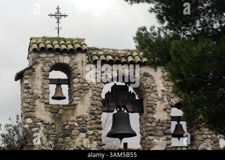 7. Januar 2005 - USA - KRT US NEWS STORY SLUGGED: CALIFORNIA-MISSIONS KRT FOTO VON JUDITH CALSON/SAN JOSE MERCURY NEWS (10. Februar) The Glocken at Mission San Miguel Arcangel. Die Mission wurde 2003 durch das Erdbeben in San Simeon beschädigt. Von den 21 bedrohten kalifornischen Missionen hat San Miguel die Warteschlange in das Worst-Case-Szenario verschoben. (Mvw) 2005 (Bild: © Judith Calson/mct/ZUMAPRESS.com) Stockfoto