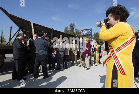 21. Jan. 2005 - USA - KEINE MAGIE, KEINE VERKÄUFE -- KRT US NEWS STORY SCHLEPPTE: VIETBOAT KRT FOTO VON MARK RIGHTMIRE/ORANGE COUNTY REGISTER (Januar 31) Ruby Dodge, rechts, aus San Jose, Kalifornien, macht Fotos auf einer Zeremonie zum Bandschnitt in Westminster, Kalifornien für die Freedom Boat Tour. (lde) (Bild: © Mark Rightmire/mct/ZUMAPRESS.com) Stockfoto