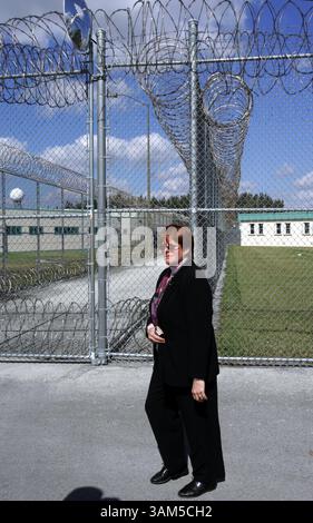 21. Jan. 2005 - USA - KRT US-NACHRICHTENGESCHICHTE SCHLEPPTE: KROME KRT FOTO VON JOHN VAN BEEKUM/MIAMI HERALD (SOUTH FLORIDA SENTINEL OUT) (3. Februar) Marion Dillis ist der verantwortliche Offizier im Krome Internierungszentrum in Miami, Florida. (Mvw) 2005 (Bild: © John Van Beekum/mct/ZUMAPRESS.com) Stockfoto