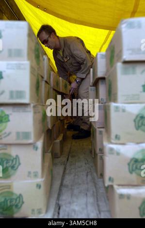 21. JANUAR 2005 - USA - KRT WORLD NEWS STAND ALONE FOTO SCHLEPPTE: TSUNAMI KRT FOTO VON BENJAMIN D. GLASS/US NAVY NEWS FOTO (21. JANUAR) LT. CMDR. Robert Federal, der den Bounty Hunters der Strike Fighter Squadron Two (VFA-2) zugeordnet ist, stapelt Kisten mit Lebensmitteln, die am 21. Januar 2005 in die entlegenen Städte um Banda Aceh auf der indonesischen Insel Sumatra geliefert werden. (lde) 2005 (Foto: © Benjamin D. Glass/mct/ZUMAPRESS.com) Stockfoto
