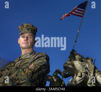 21. Januar 2005 - USA - KRT US NEWS Strobl: HOMECOMING KRT FOTO VON PETE SOUZA/CHICAGO TRIBUNE (Januar 31) U.S. Marine Lieutenant Col. Michael Strobl vor den Toren der Marine Basis in Quantico, Virginia, am 21. Januar 2005. Er schrieb über seine Reise, die die Leiche eines Soldaten begleitete, der im Irak getötet worden war. (cdm) 2005 (Kreditbild: © Pete Souza/mct/ZUMAPRESS.com) Stockfoto