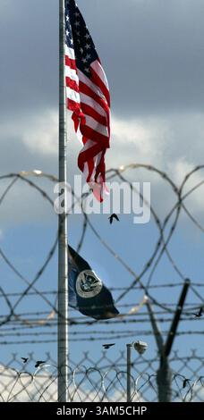 21. Jan. 2005 - USA - KRT US-NACHRICHTENGESCHICHTE SCHLEPPTE: KROME KRT FOTO VON JOHN VAN BEEKUM/MIAMI HERALD (SOUTH FLORIDA SUN-SENTINEL OUT) (3. Februar) die Flagge des Ministeriums für Homeland Security fliegt unter der US-Flagge im Krome Internierungszentrum in Miami, Florida. (Mvw) 2005 (Bild: © John Van Beekum/mct/ZUMAPRESS.com) Stockfoto