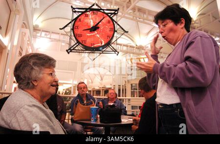 21. Jan. 2005 - USA - KRT US NEWS STORY SLUGGED: DEAFCULTURE KRT FOTO VON BOBBY COKER/ORLANDO SENTINEL (MIAMI OUT) (1. Februar) Debbie Bennett (rechts) spricht mit ihrer Mutter Meg Evans in Gebärdensprache. Sie gehörten zu einer lokalen Gruppe gehörloser Menschen, die sich am 21. Januar 2005 am Food Court der Fashion Square Mall in Orlando, Florida, trafen. (cdm) 2005 (Bild: © Bobby Coker/mct/ZUMAPRESS.com) Stockfoto