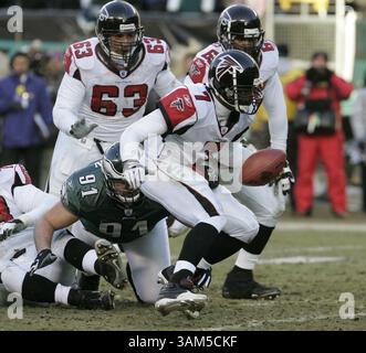 23. Januar 2005 - USA - KRT SPORTS STORY SLUGGED: FALCONS-EAGLES KRT FOTO VON JERRY LODRIGUSS/PHILADELPHIA INQUIRER (23. Januar) PHILADELPHIA, PA -- Atlanta Falcons Quarterback Michael Vick kämpft im dritten Quartal gegen die Philadelphia Eagles im NFC Championship Spiel. Die Eagles besiegten die Falcons mit 27:10, am 23. Januar 2005 im Lincoln Financial Field in Philadelphia, Pennsylvania. (cdm) 2005 (Bild: © Jerry Lodriguss/mct/ZUMAPRESS.com) Stockfoto
