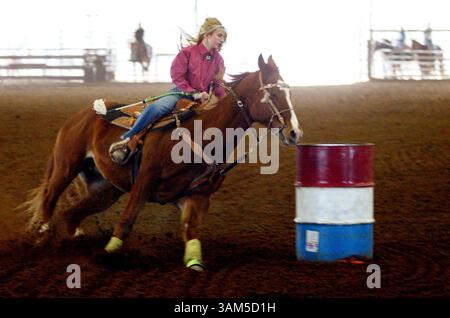 27. Jan. 2005 - USA - KRT US NEWS STORY SLUGGED: BARRELRACER KRT FOTO VON JEN FRIEDBERG/FORT WORTH STAR-TELEGRAMM (DALLAS OUT) (8. Februar) Brittney Holland, 14, aus Aledo, Texas, konkurriert auf Tee, 13, Freitag Nachmittag, 21. Januar 2005, beim Twin Stakes Barrel Racing Association Barrel Race in der Rendon Indoor Arena in Rendon, Texas. Holland ist rechtlich blind, hat aber nur sehr eingeschränkte Sicht im linken Auge. (lde) 2005 (Foto: © Jen Friedberg/mct/ZUMAPRESS.com) Stockfoto