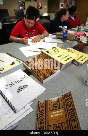 27. Jan. 2005 - USA - KEINE MAGIE, KEIN VERKAUF -- KRT US NEWS STORY SLUGGED: TRIBALSPEAKERS KRT FOTO VON GREG GILBERT/SEATTLE TIMES (10. Februar) Audrey Leach studiert die Whulshootseed-Sprache am Muckleshoot Tribal College in Auburn, Washington. (Mvw) 2005 (Vielfalt) (Bild: © Greg Gilbert/mct/ZUMAPRESS.com) Stockfoto