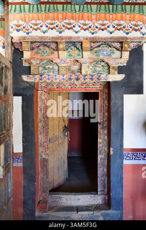 Kunstvoll bemalte Holztür im Leh Palace, einer königlichen Residenz aus dem 17. Jahrhundert in Ladakh, Nordindien. Stockfoto