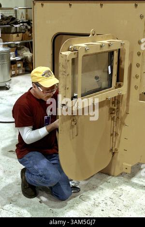 21. Januar 2005 - USA - KRT US NEWS STORY SLUGGED: USIRAQ-RÜSTUNG KRT FOTO VON LAURENCE KESTERSON/PHILADELPHIA INQUIRER (14. April) Paul Gottfried installiert Türschlösser an gepanzerten Fahrerhäusern für Tankwagen, die am 21. Januar 2005 in Letterkenny, Pennsylvania, gebaut werden. (gsb) 2005 (Kreditbild: © Laurence Kesterson/mct/ZUMAPRESS.com) Stockfoto