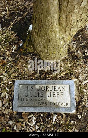 22. Februar 2005 - USA - KRT US NEWS STORY SLUGGED: SCI-BROTHERS KRT FOTO VON CHUCK BERMAN/CHICAGO TRIBUNE (14. April) Ein Gedenkmarker mit den Namen der ermordeten Mark-Familie auf dem Gerholdt Cemetery in Cedar Falls, Iowa. (Mvw) 2005 (Bild: © Chuck Berman/mct/ZUMAPRESS.com) Stockfoto