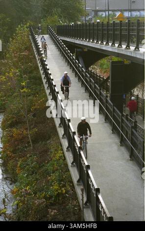 28. Februar 2005 – USA – KRT TRAVEL STORY SLUGGED: UST-PITTSBURGH KRT FOTO VON BOB DOWNING/AKRON BEACON JOURNAL (28. März) Radfahrer fahren auf einem Teil des North Shore Trail, der 3,4 km entlang des Allegheny River verläuft und einen atemberaubenden Blick auf die Innenstadt von Pittbsurgh, Pennsylvania, bietet. (cdm) 2005 (Kreditbild: © Bob Downing/mct/ZUMAPRESS.com) Stockfoto