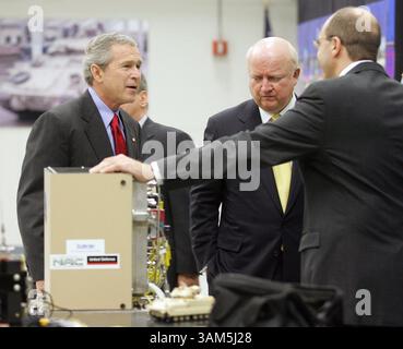 9. März 2005 - USA - KEINE MAGIE, KEINE VERKÄUFE -- KRT US-NACHRICHTEN SCHLEPPTE: BUSH KRT FOTO VON JEFF HINCKLEY/COLUMBUS DISPATCH (9. März) COLUMBUS, OH -- Präsident George W. Bush, links, und Energie-Sekretär Samuel W. Bodman, Zentrum, besichtigen Battelle Labs in Columbus, Ohio, am Mittwoch, 9. März 2005. (Mvw) 2005 (Bild: © Jeff Hinckley/mct/ZUMAPRESS.com) Stockfoto