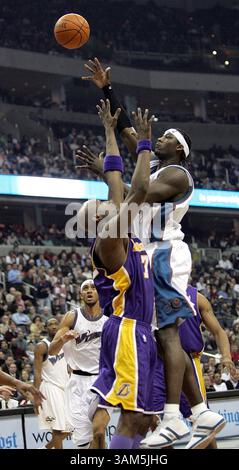 14. März 2005 – USA – KRT SPORTS STORY SLUGGED: LAKERS-WIZARDS KRT FOTO VON HARRY E. WALKER/KRT (14. März) – WASHINGTON, DC – Washington Wizards' Kwame Brown (5) schießt über Los Angeles Lakers Lamar Odom (7) während ihres Spiels im MCI Center in Washington, D.C. am Montag Abend. (hew) 2005 (Bild: © Harry Walker/mct/ZUMAPRESS.com) Stockfoto
