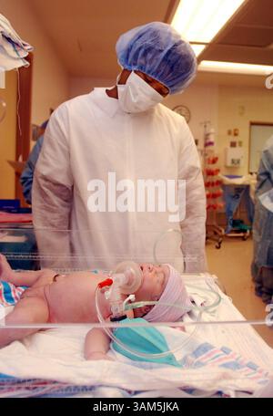 15. März 2005 - USA - KRT US NEWS STORY SLUGGED: MED-CESAREANSECTION KRT FOTO VON MICHAEL BRYANT/PHILADELPHIA INQUIRER (3. April) Earl Fundenberg sieht seine neue Tochter Ashanti am 14. März 2005 in einem Krankenhaus in Philadelphia an. (Mvw) 2005 (Vielfalt) (Bild: © Michael Bryant/mct/ZUMAPRESS.com) Stockfoto