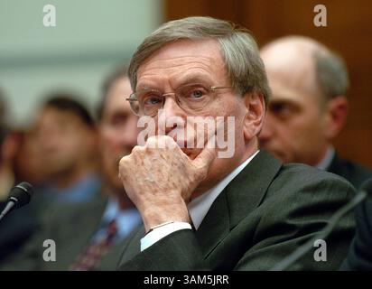 17. März 2005 - USA - KRT US-NEWS STORY SLUGGED: BBO-STEROIDE KRT FOTO VON GEORGE BRIDGES/KRT (17. März) WASHINGTON, DC -- Major League Baseball Commissioner Bud Selig sagt bei einer Anhörung des House Government Affairs Committee aus, die sich mit der Verwendung von Steroiden bei Baseballspielern der Major League befasst 2005. (gsb) 2005 (Kreditbild: © George Bridges/mct/ZUMAPRESS.com) Stockfoto